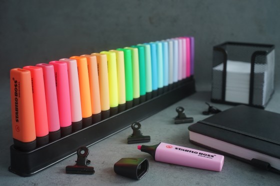 1 Boite de 23 Surligneurs STABILO Boss Original + support de bureau