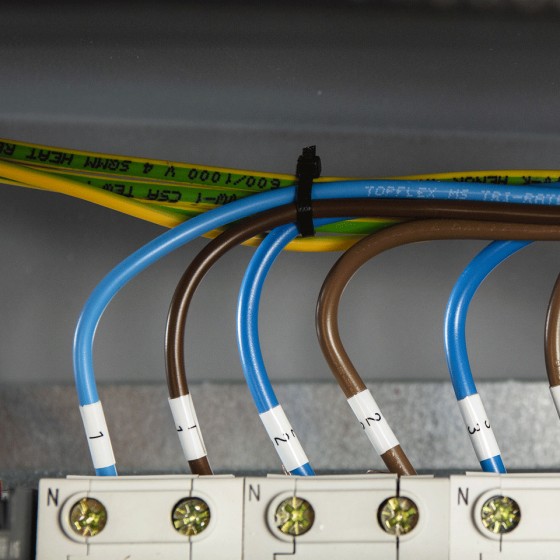 BROTHER Bluetooth connectable electrician labeller 24mm max tape QWERTY keyboard delivered with case and 4 ribbons
