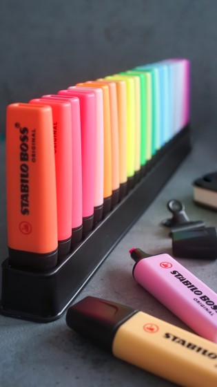 1 Boite de 23 Surligneurs STABILO Boss Original + support de bureau