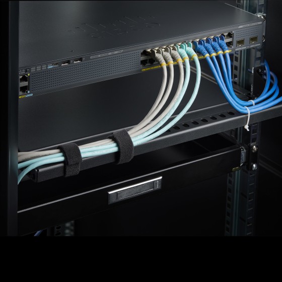 StarTech.com 1U Rack Mountable Cable Lacing Bar w/Adjustable Depth, Cable Support Guide For Organized 19" Racks/Cabinets, Horizontal Cable Guide For Patch Panels/Switches/PDUs - Barres de guidage pour câbles en rack (horizontal) - noir - 1U - 19"