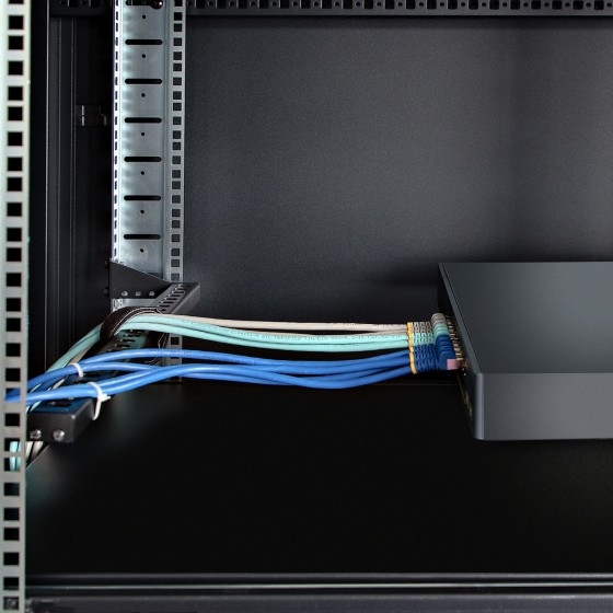 StarTech.com 1U Rack Mountable Cable Lacing Bar w/Adjustable Depth, Cable Support Guide For Organized 19" Racks/Cabinets, Horizontal Cable Guide For Patch Panels/Switches/PDUs - Barres de guidage pour câbles en rack (horizontal) - noir - 1U - 19"