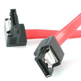 StarTech.com Câble SATA à Angle Droit vers SATA Série ATA de 45 cm - Câble SATA - Serial ATA 150/300 - SATA (F) pour SATA (F) - 46 cm - verrouillé, connecteur à angle droit - rouge - pour P/N: 25S22M2NGFFR, HSB13SATSASB, HSB1SATSASBA, HSB1SATSASVA, HSB43S