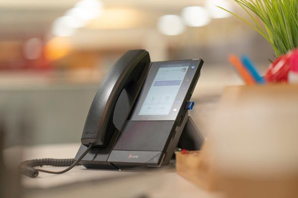POLY Téléphone multimédia professionnel CCX 500 pour Microsoft Teams et compatible PoE