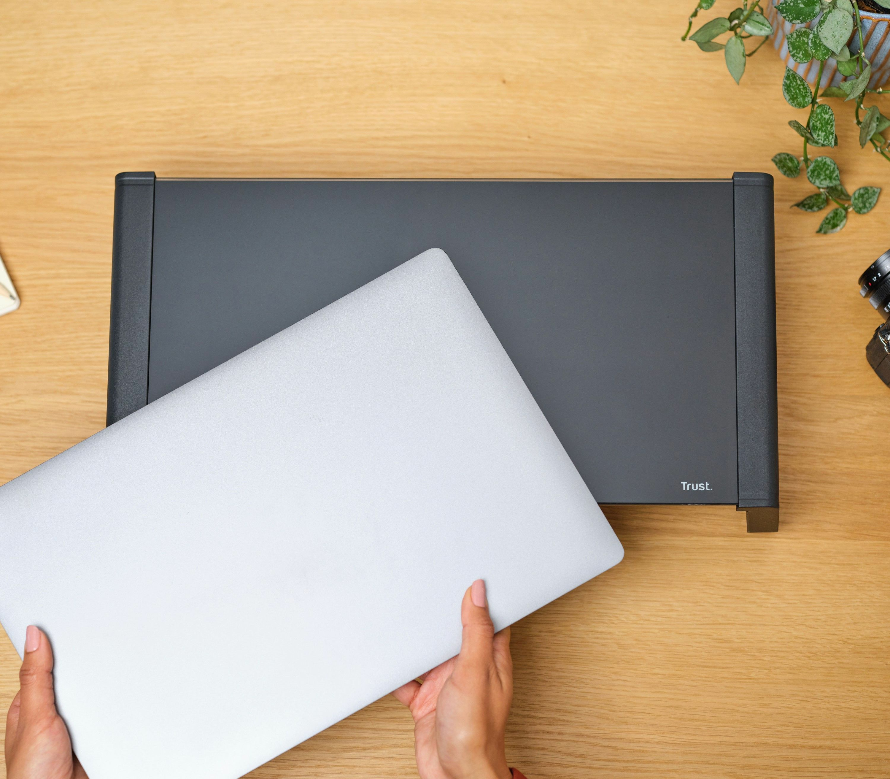 TRUST MONTA Glass Monitor Stand Black