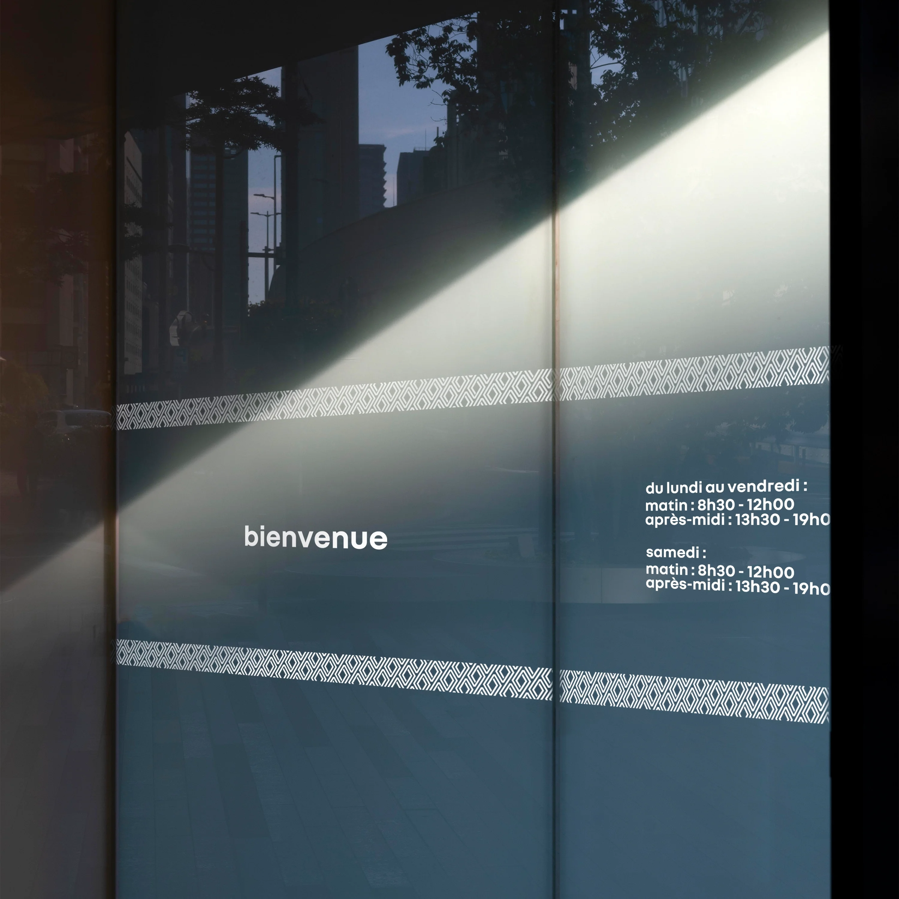 ADHESIF HORAIRES RENAULT (TEXTE + BANDES HORIZONTALES 220 CM)