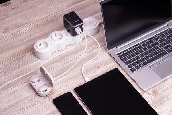 Verbatim UTA-04 - Adaptateur secteur - universel - 61 Watt - 3 A - QC 3.0, PD 3.0 - 5 connecteurs de sortie (2 x USB-C, 3 x USB Type A)