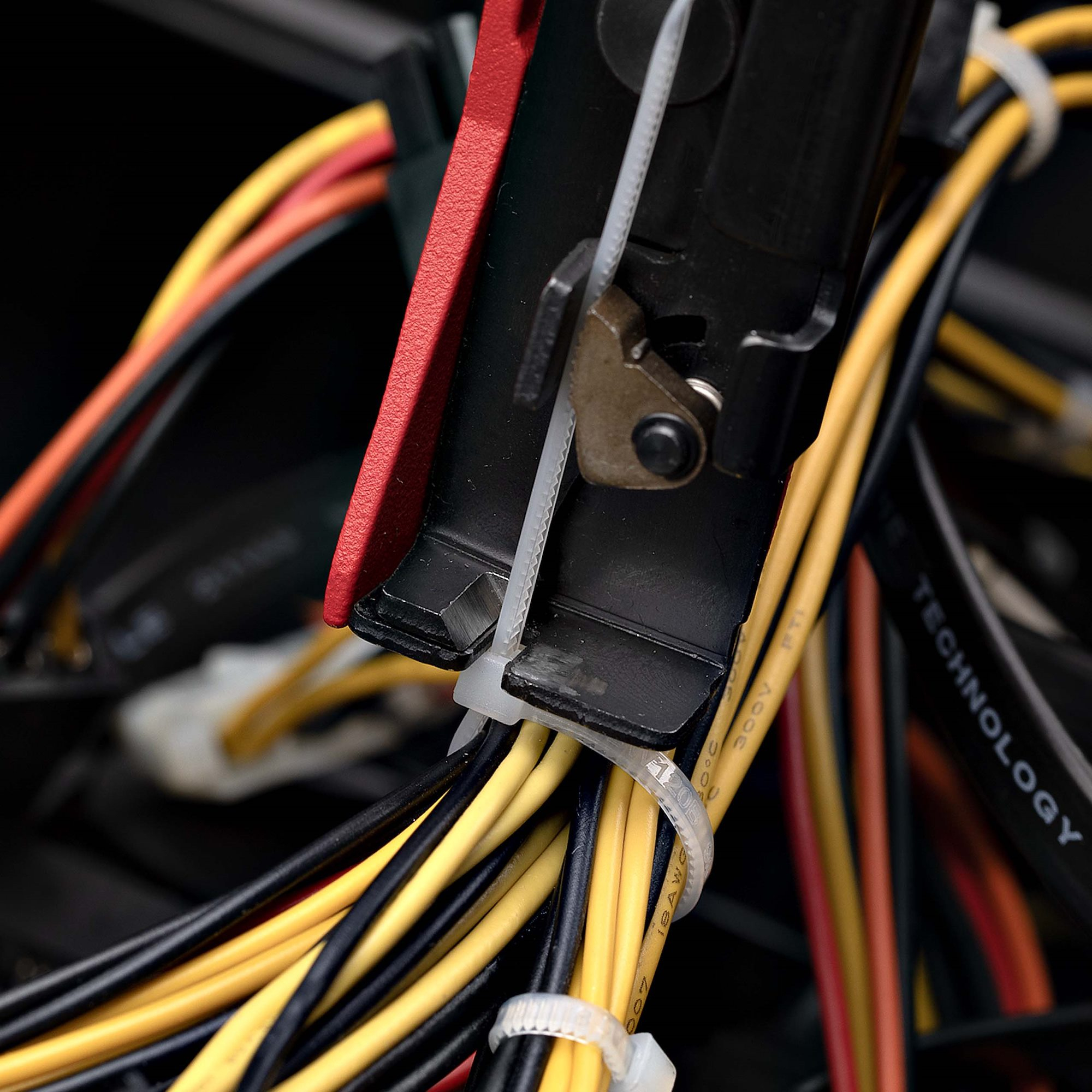 StarTech.com Nylon Cable Tie Gun, Zip Tie Tightener/Install Tool, TAA - Outil d'installation d'attache-câble - noir et rouge - Conformité TAA
