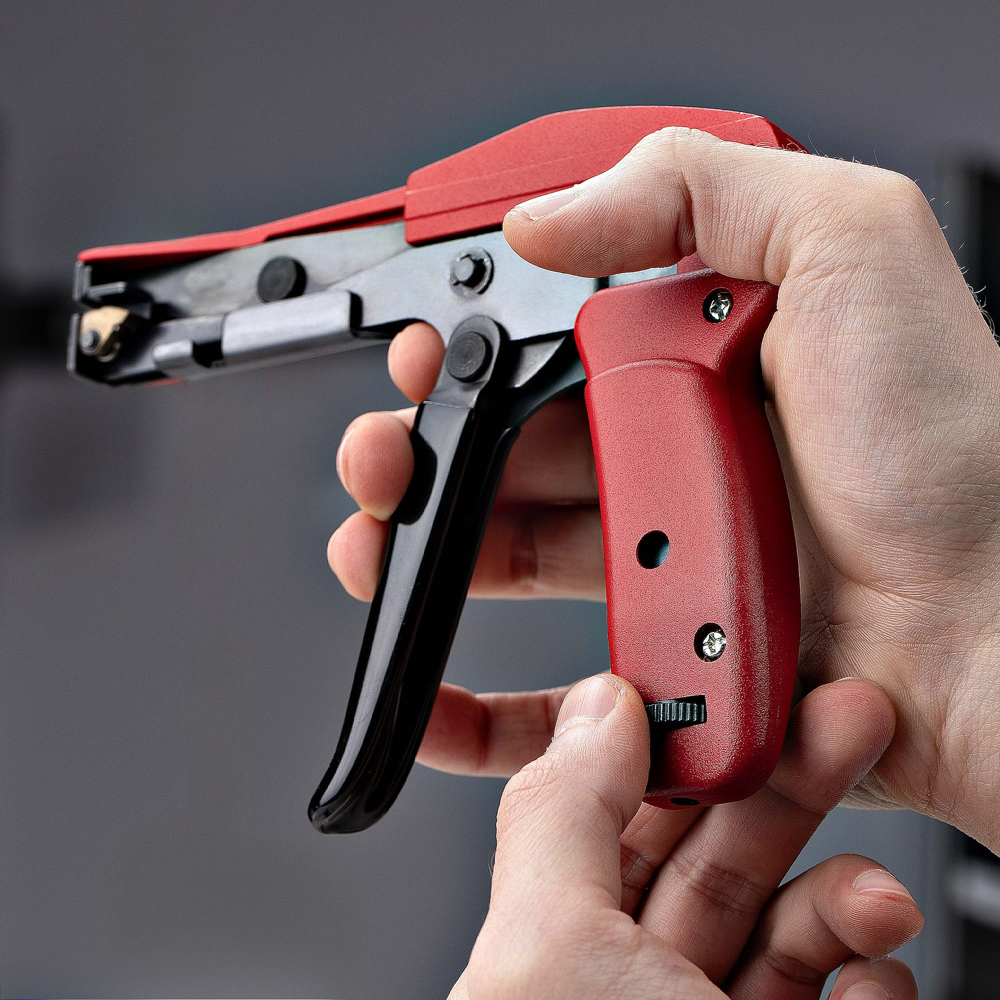 StarTech.com Nylon Cable Tie Gun, Zip Tie Tightener/Install Tool, TAA - Outil d'installation d'attache-câble - noir et rouge - Conformité TAA
