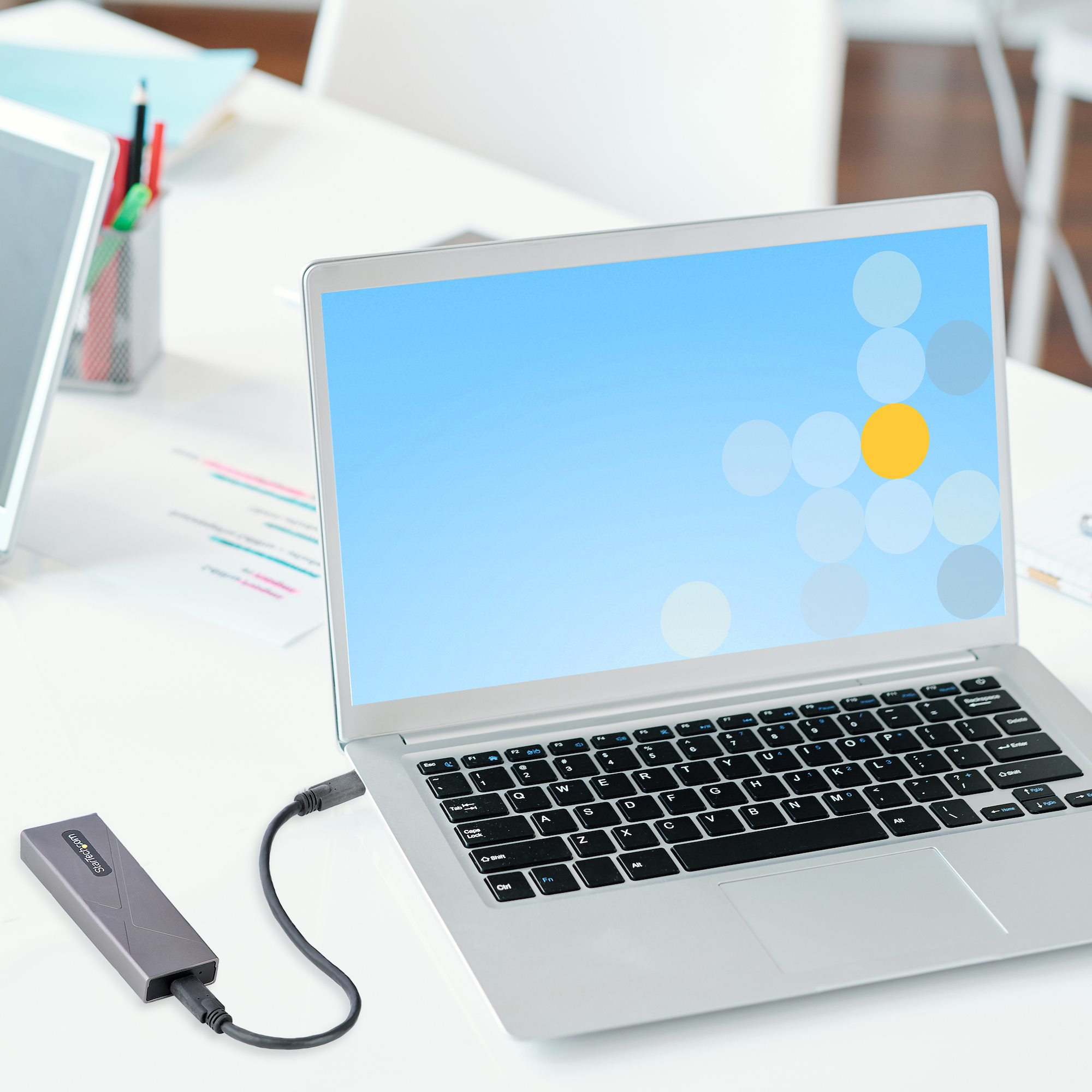Transformez votre SSD PCIe M.2 NVMe ou SATA AHCI M.2 en une solution de stockage externe USB hautement portable. Ce boîtier est doté de l'USB 3.1 Gen 2 (10Gbps) avec prise en charge de l'UASP et PCIe 3.0 offrant des vitesses de transfert de données réelle