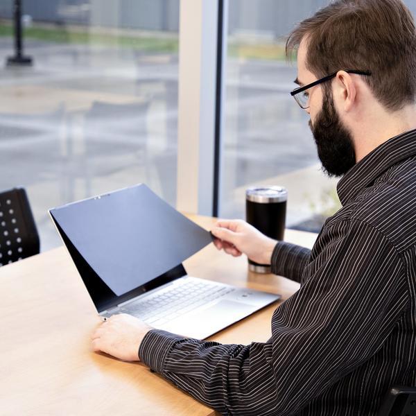 StarTech.com Filtre de Confidentialité Tactile de 14" 16:9, Rabattable - Filtre de confidentialité pour ordinateur portable - adhésif, languettes de charnière, charnières à bascule - 14"