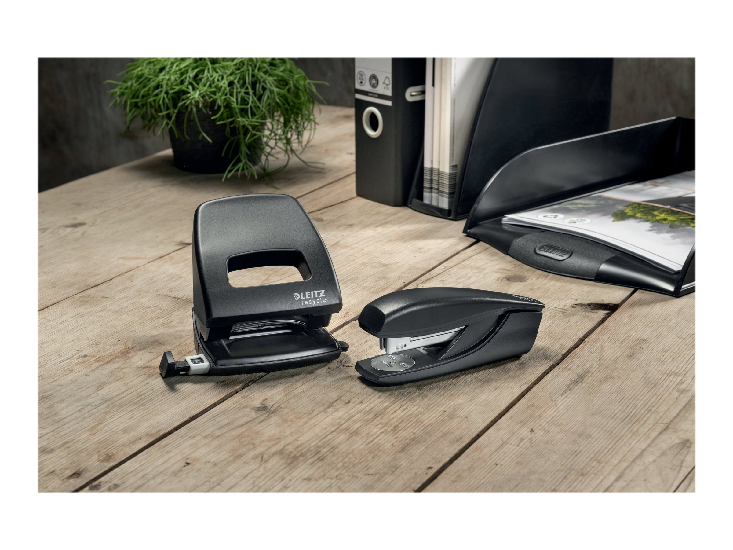 1 Perforateur NeXXt Recycle 30 feuilles - Noir