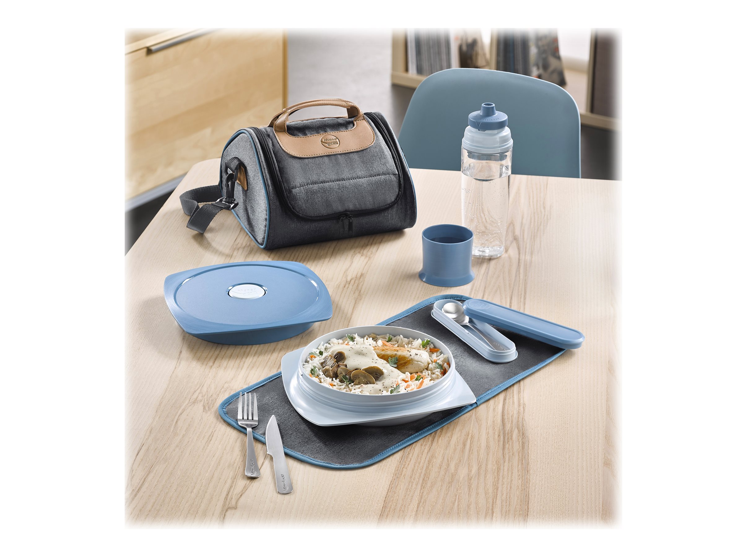 1 Boîte plastique contenant fourchette, couteau et petite cuillère. Bleu