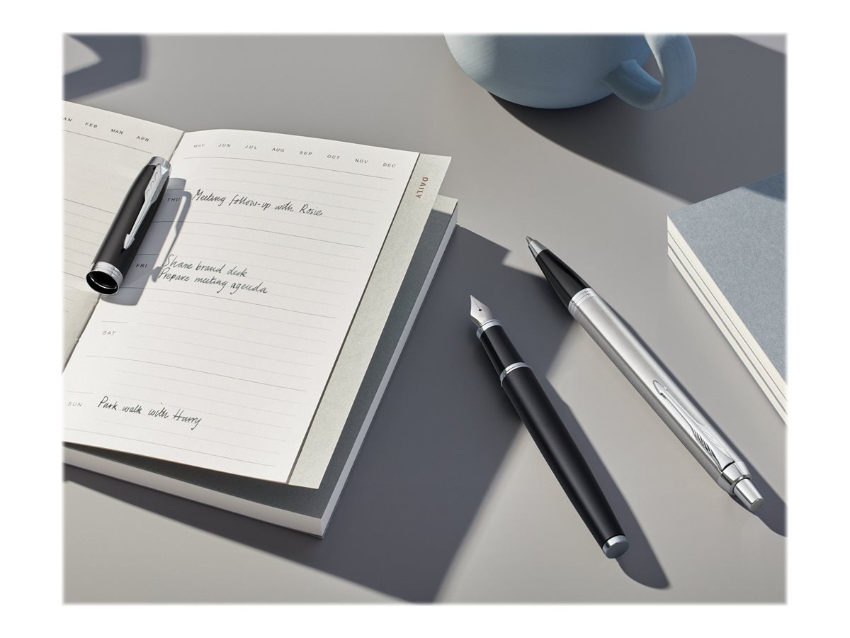 1 Stylo plume Parker IM noir mat avec finitions chrome, plume moyenne